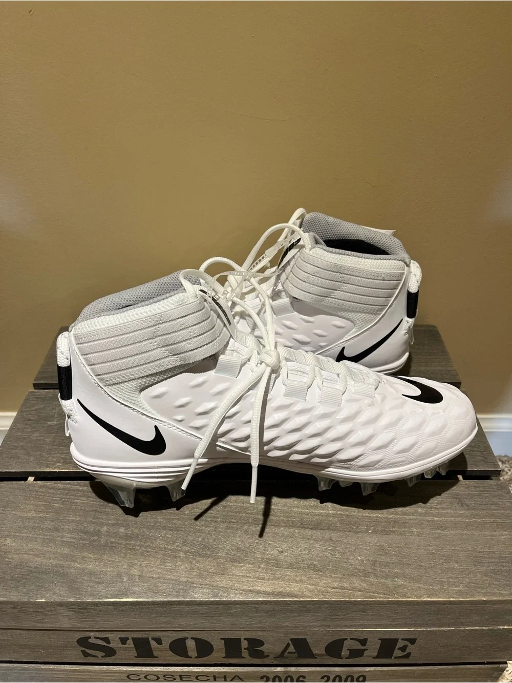 Nike Men's White and Black High-Top Athletic Cleats NWOB Sz 11